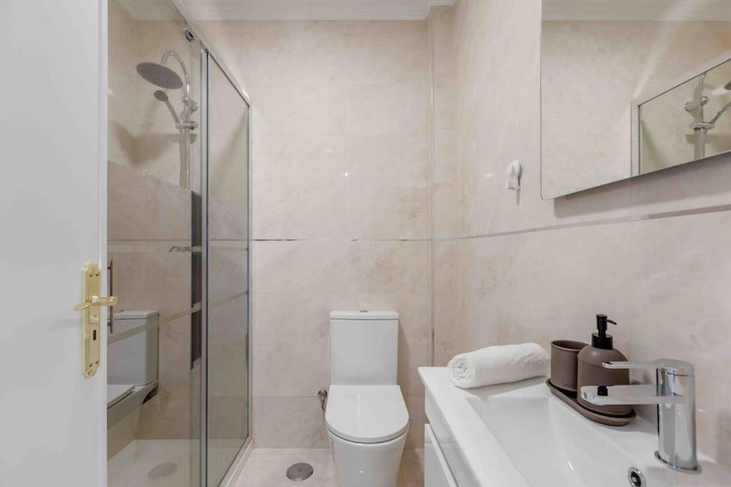 Lovely 3-Bedroom Condo W/ Free Parking On Premises Queluz Kültér fotó