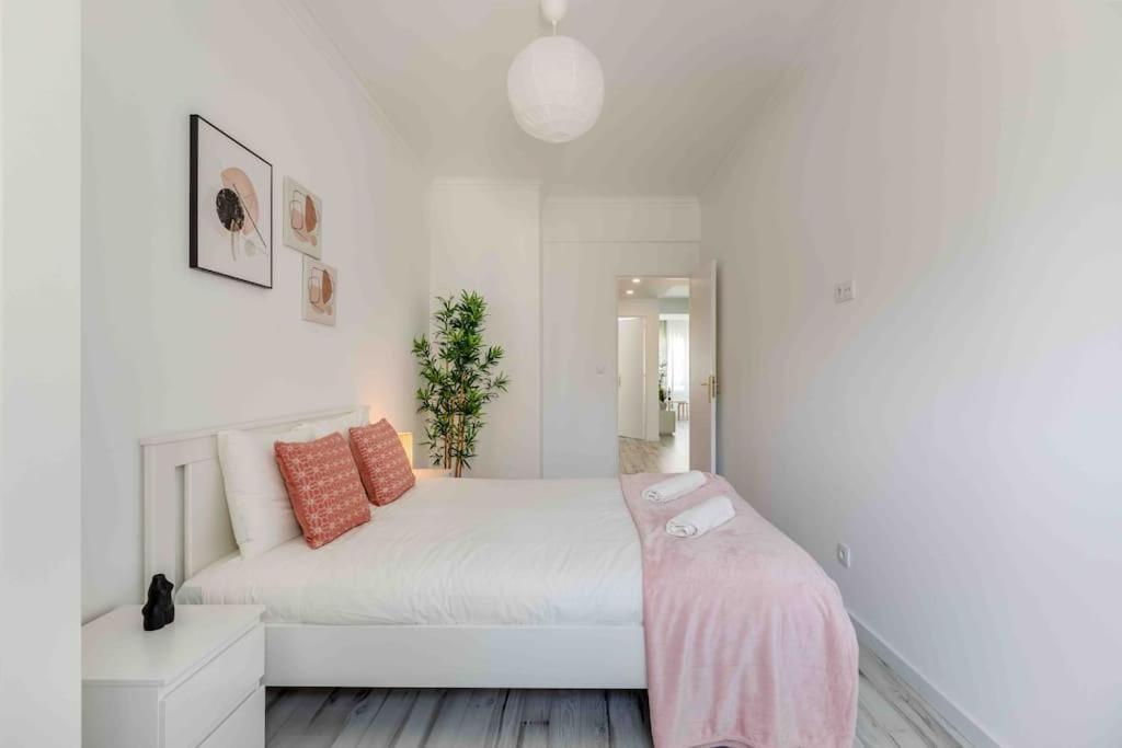 Lovely 3-Bedroom Condo W/ Free Parking On Premises Queluz Kültér fotó