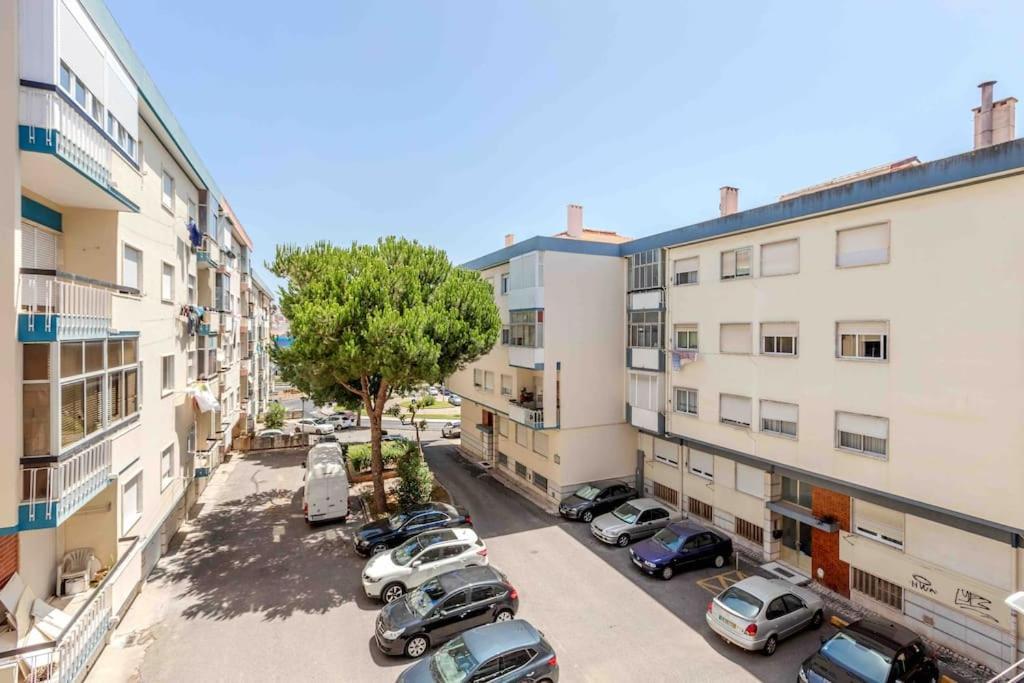 Lovely 3-Bedroom Condo W/ Free Parking On Premises Queluz Kültér fotó
