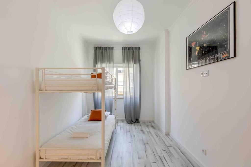 Lovely 3-Bedroom Condo W/ Free Parking On Premises Queluz Kültér fotó