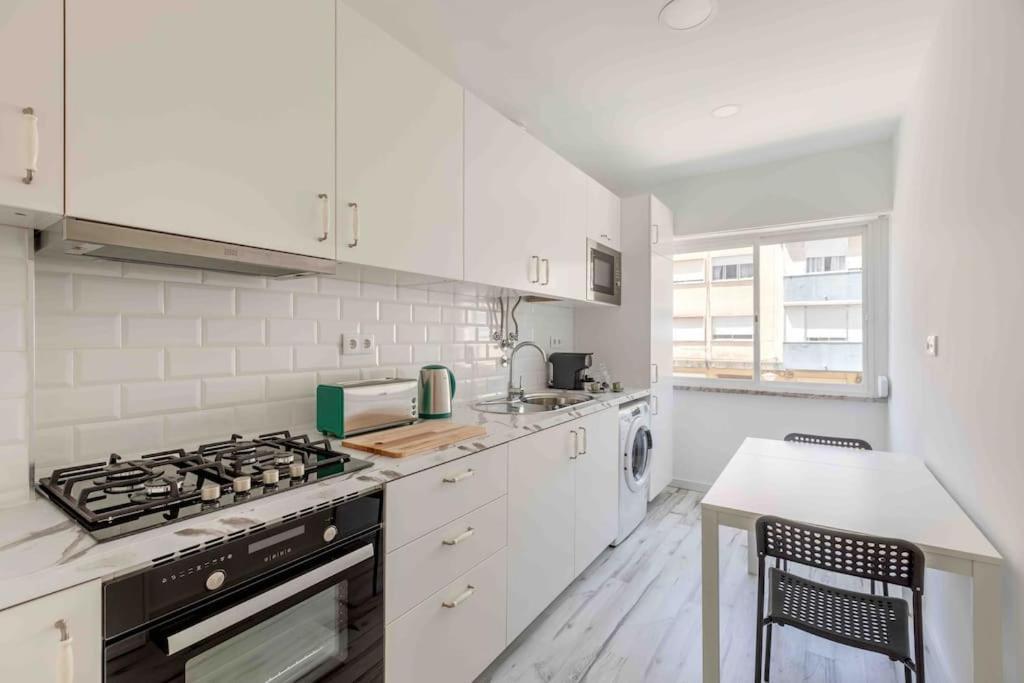 Lovely 3-Bedroom Condo W/ Free Parking On Premises Queluz Kültér fotó