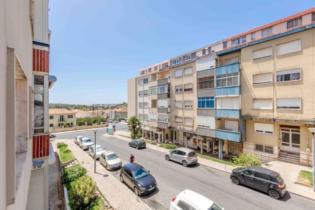 Lovely 3-Bedroom Condo W/ Free Parking On Premises Queluz Kültér fotó