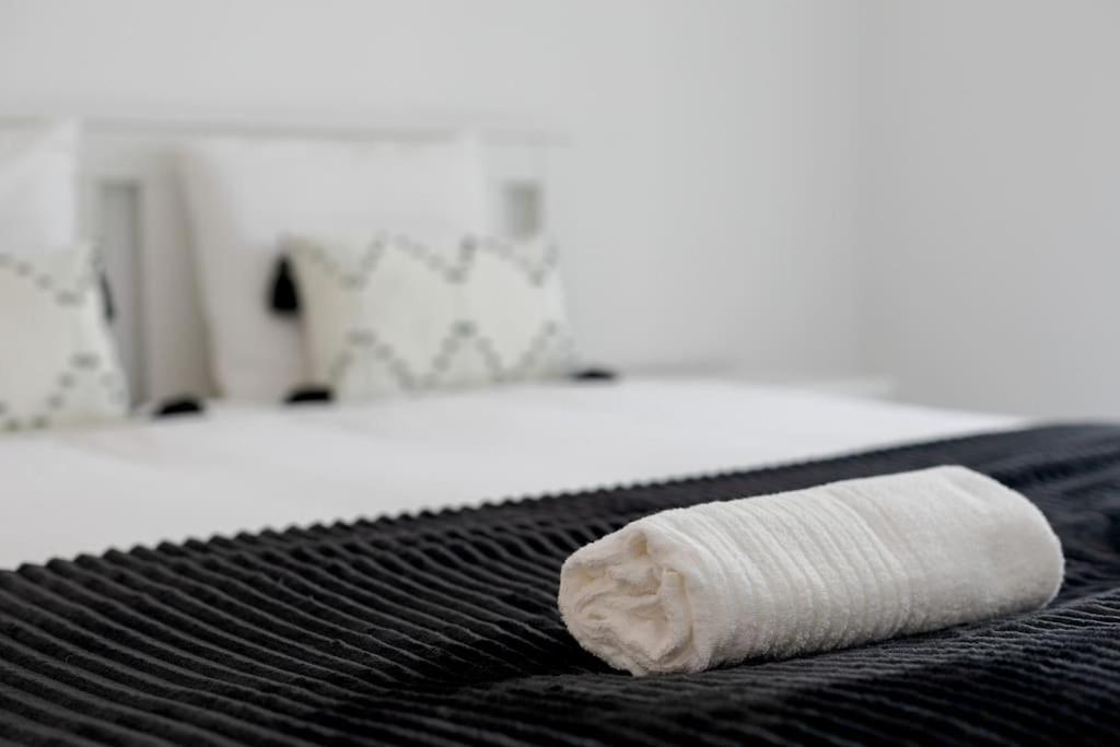 Lovely 3-Bedroom Condo W/ Free Parking On Premises Queluz Kültér fotó