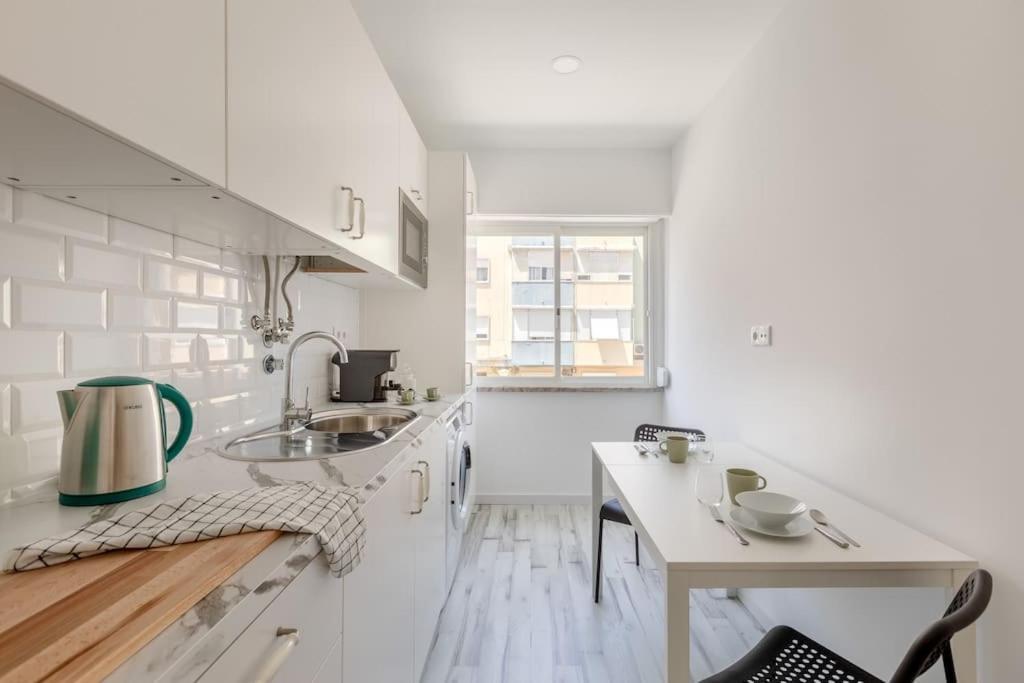 Lovely 3-Bedroom Condo W/ Free Parking On Premises Queluz Kültér fotó