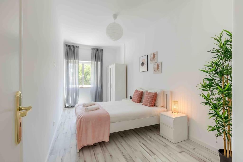 Lovely 3-Bedroom Condo W/ Free Parking On Premises Queluz Kültér fotó