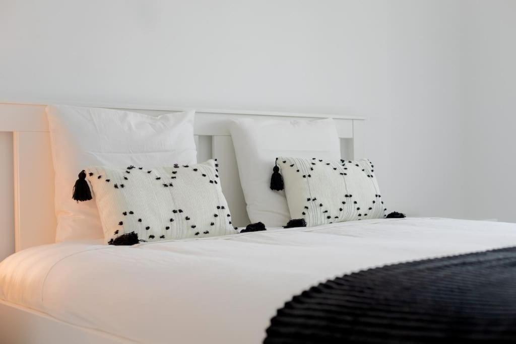 Lovely 3-Bedroom Condo W/ Free Parking On Premises Queluz Kültér fotó