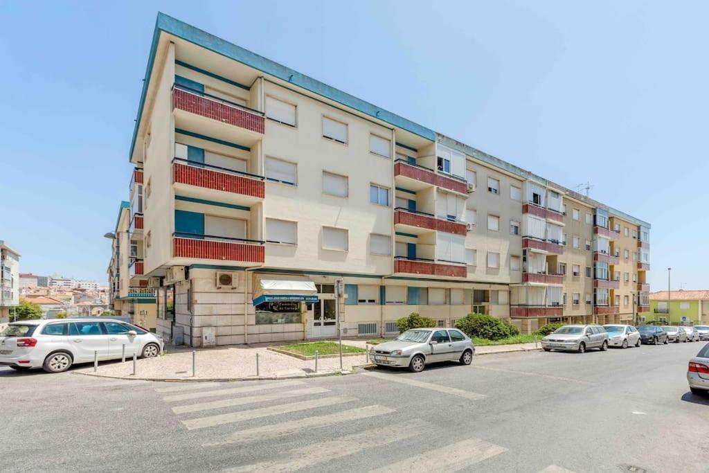 Lovely 3-Bedroom Condo W/ Free Parking On Premises Queluz Kültér fotó