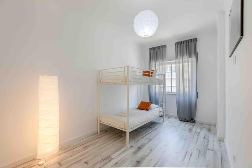 Lovely 3-Bedroom Condo W/ Free Parking On Premises Queluz Kültér fotó