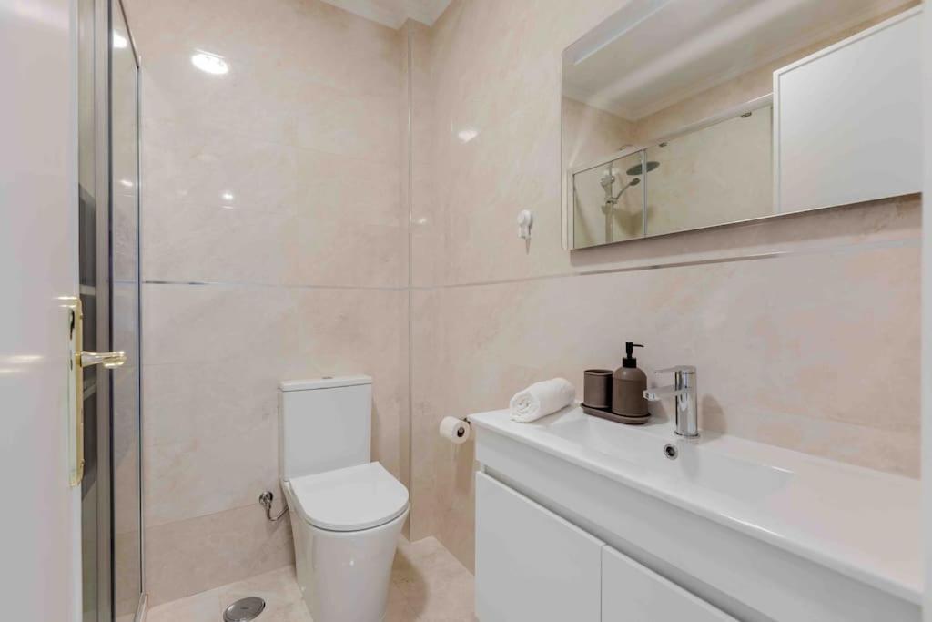 Lovely 3-Bedroom Condo W/ Free Parking On Premises Queluz Kültér fotó