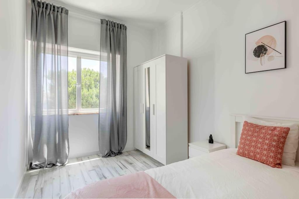 Lovely 3-Bedroom Condo W/ Free Parking On Premises Queluz Kültér fotó