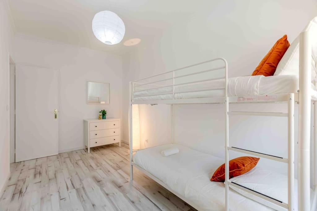 Lovely 3-Bedroom Condo W/ Free Parking On Premises Queluz Kültér fotó