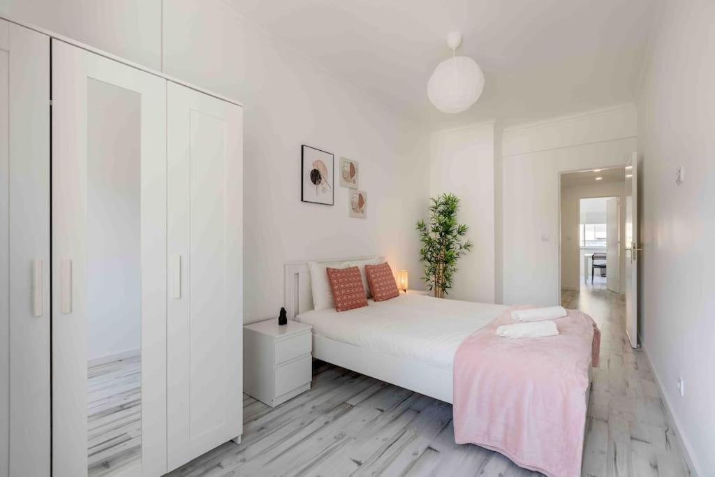 Lovely 3-Bedroom Condo W/ Free Parking On Premises Queluz Kültér fotó