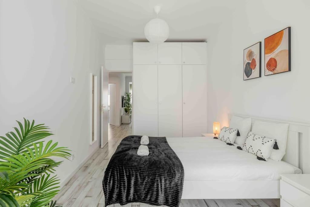 Lovely 3-Bedroom Condo W/ Free Parking On Premises Queluz Kültér fotó