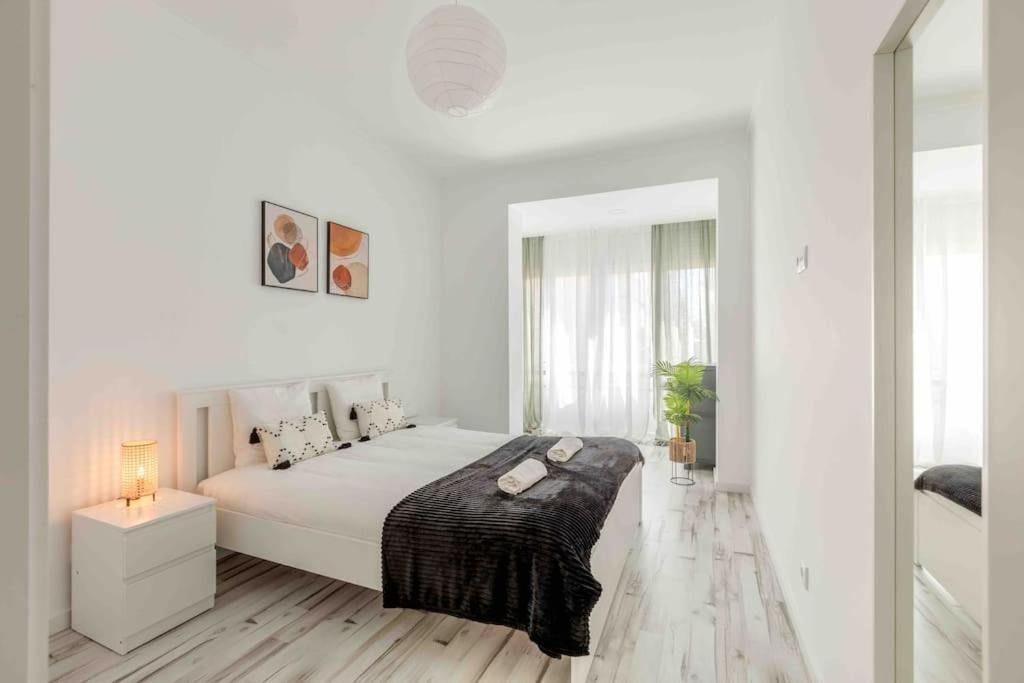 Lovely 3-Bedroom Condo W/ Free Parking On Premises Queluz Kültér fotó